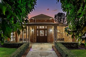 Tranquil Estate With Pool Heated Spa Gardens