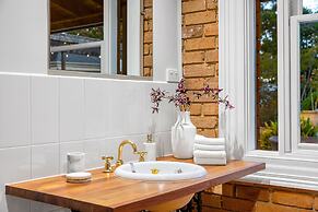 Tranquil Estate With Pool Heated Spa Gardens