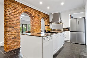 Tranquil Estate With Pool Heated Spa Gardens