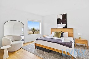 Beach Street Luxury 3 Bed With Beach Bay Views