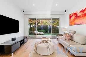 Hillside Luxe With Spa Bay Views