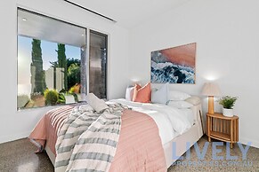 Hillside Luxe With Spa Bay Views
