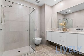 Hillside Luxe With Spa Bay Views