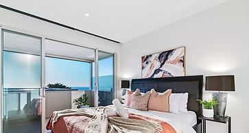 Hillside Luxe With Spa Bay Views