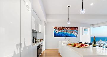 Hillside Luxe With Spa Bay Views