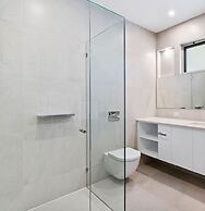 Hillside Luxe With Spa Bay Views