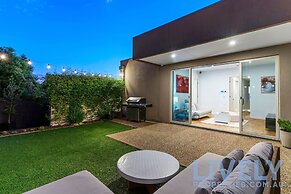 Hillside Luxe With Spa Bay Views