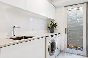 Hillside Luxe With Spa Bay Views