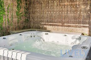 Hillside Luxe With Spa Bay Views