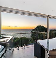 Hillside Luxe With Spa Bay Views