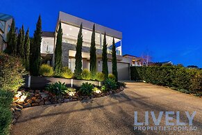 Hillside Luxe With Spa Bay Views