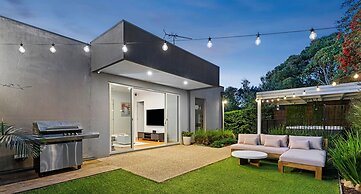 Hillside Luxe With Spa Bay Views