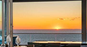 Hillside Luxe With Spa Bay Views