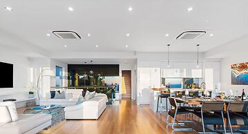 Hillside Luxe With Spa Bay Views