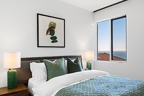 Hillside Luxe With Spa Bay Views