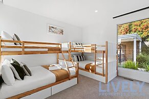 Hillside Luxe With Spa Bay Views