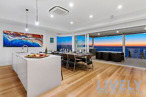 Hillside Luxe With Spa Bay Views