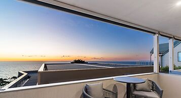 Hillside Luxe With Spa Bay Views