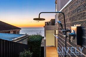 Hillside Luxe With Spa Bay Views