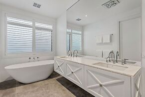 Hamptons Elegance Views Pool Spa