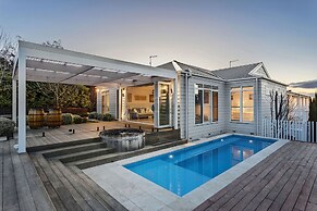 Hamptons Elegance Views Pool Spa