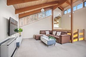 Stylish Retreat at Wheelers Hill 5BRM