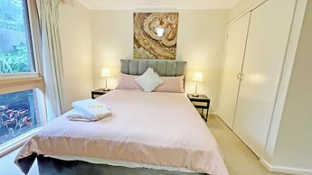 Stylish Retreat at Wheelers Hill 5BRM