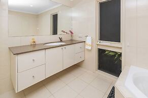 Stylish Retreat at Wheelers Hill 5BRM