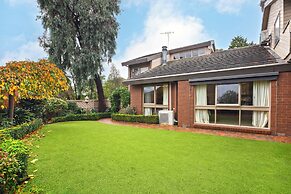 Stylish Retreat at Wheelers Hill 5BRM