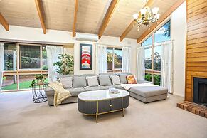 Stylish Retreat at Wheelers Hill 5BRM