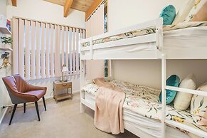 Stylish Retreat at Wheelers Hill 5BRM