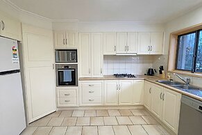 Stylish Retreat at Wheelers Hill 5BRM