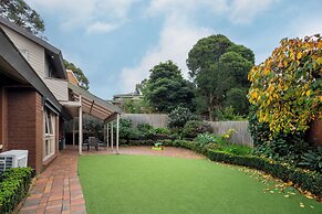 Stylish Retreat at Wheelers Hill 5BRM