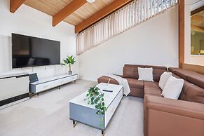 Stylish Retreat at Wheelers Hill 5BRM