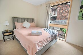 Stylish Retreat at Wheelers Hill 5BRM