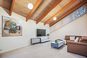 Stylish Retreat at Wheelers Hill 5BRM