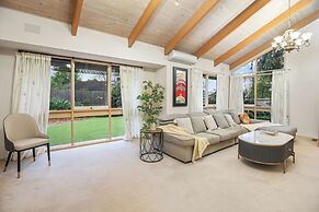 Stylish Retreat at Wheelers Hill 5BRM