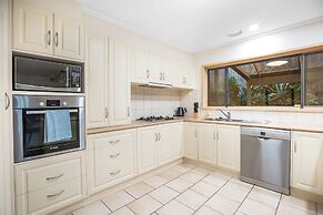 Stylish Retreat at Wheelers Hill 5BRM