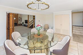 Stylish Retreat at Wheelers Hill 5BRM