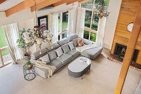 Stylish Retreat at Wheelers Hill 5BRM