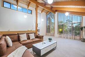 Stylish Retreat at Wheelers Hill 5BRM