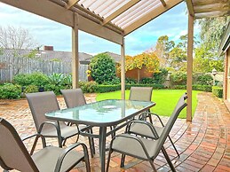 Stylish Retreat at Wheelers Hill 5BRM