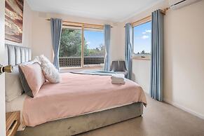 Stylish Retreat at Wheelers Hill 5BRM