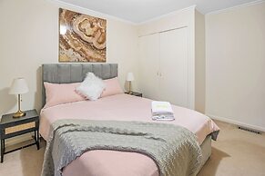 Stylish Retreat at Wheelers Hill 5BRM