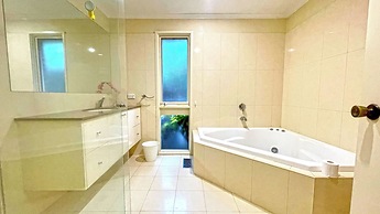 Stylish Retreat at Wheelers Hill 5BRM