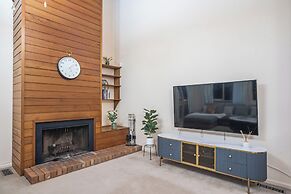 Stylish Retreat at Wheelers Hill 5BRM