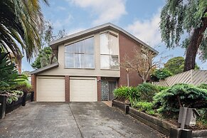 Stylish Retreat at Wheelers Hill 5BRM