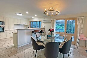 Stylish Retreat at Wheelers Hill 5BRM