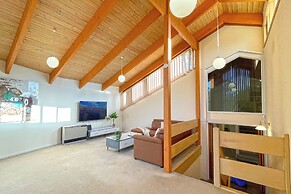 Stylish Retreat at Wheelers Hill 5BRM