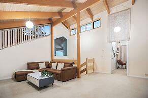 Stylish Retreat at Wheelers Hill 5BRM